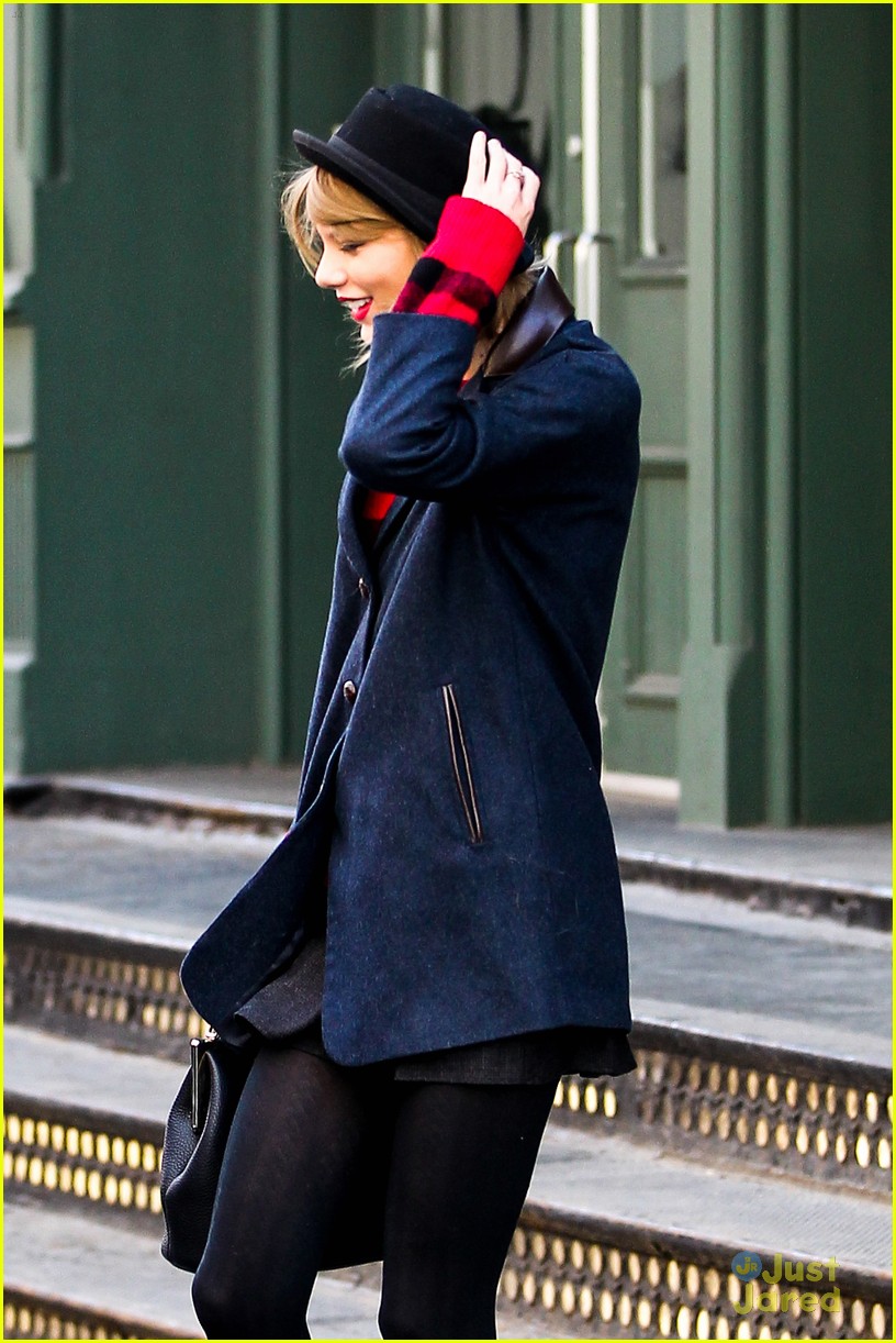 taylor swift hold onto hat windy nyc 07