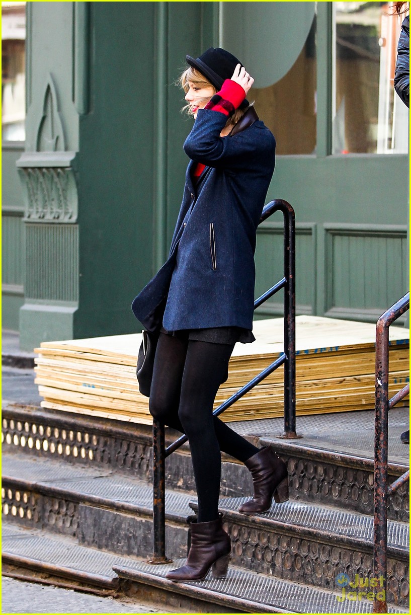 taylor swift hold onto hat windy nyc 08