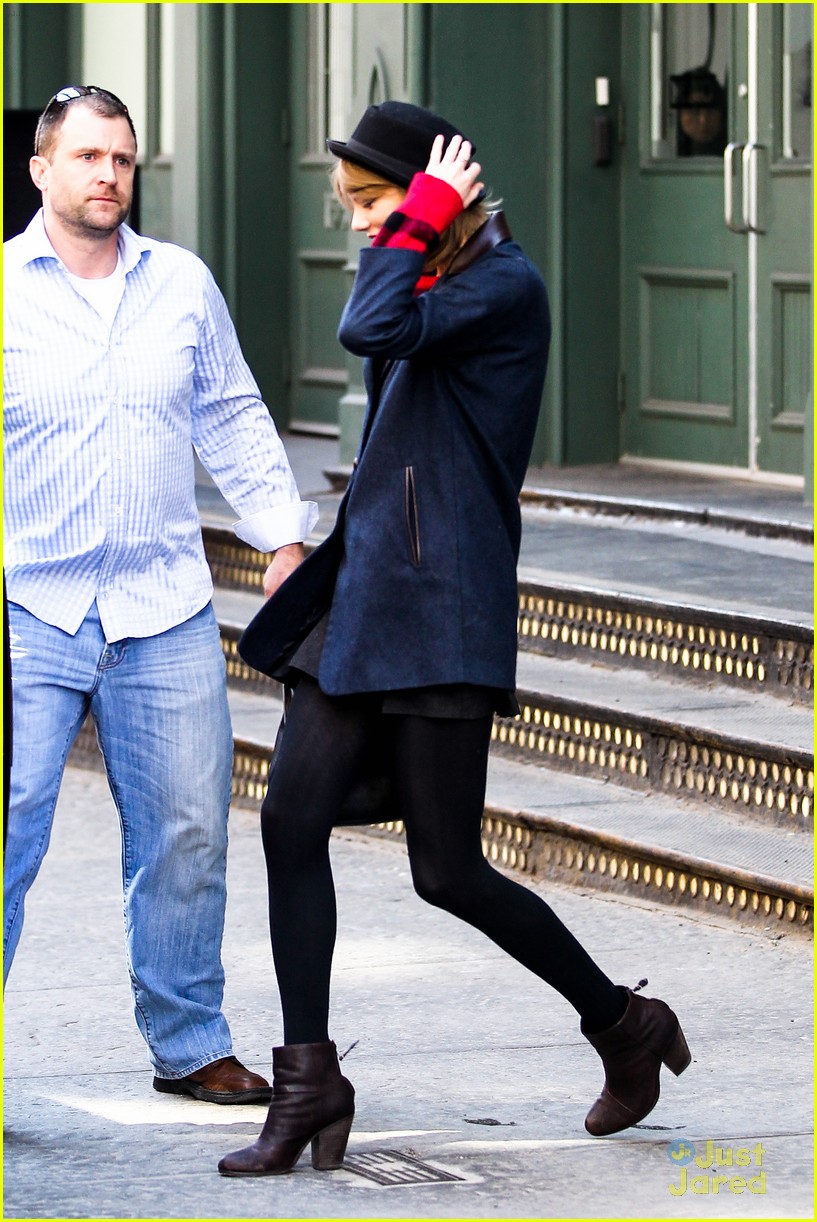 taylor swift hold onto hat windy nyc 09
