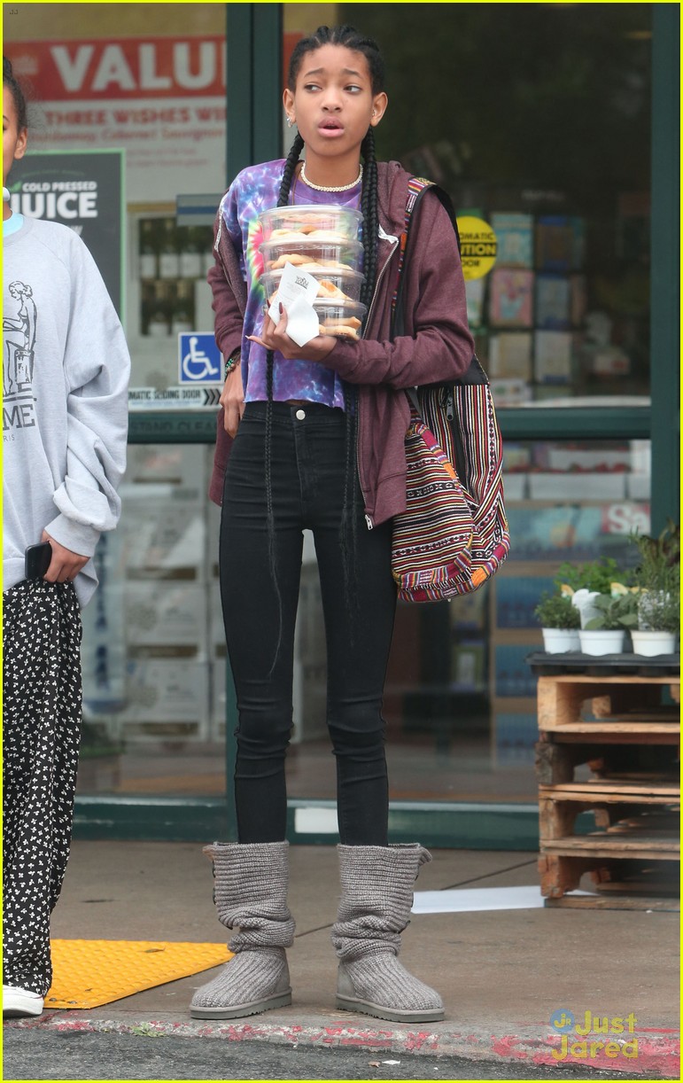 willow smith carries tower of cookies 01