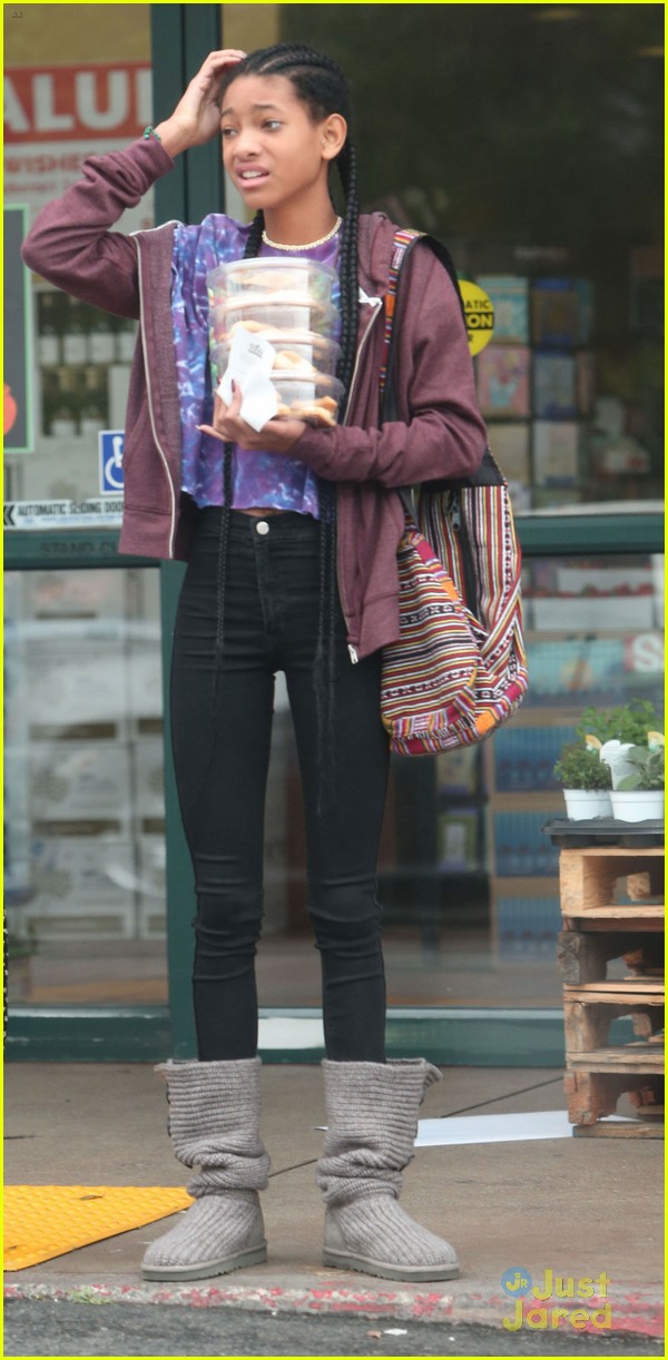 willow smith carries tower of cookies 03
