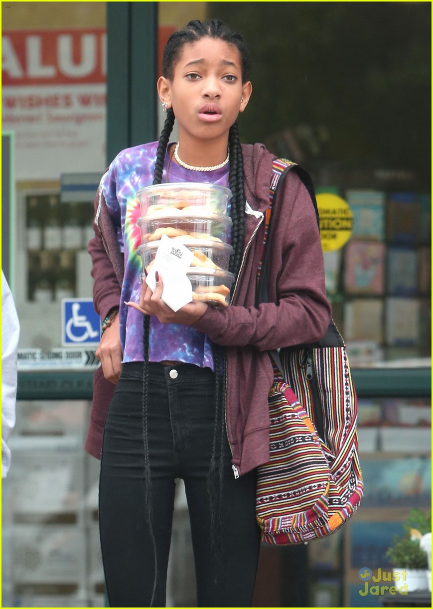 willow smith carries tower of cookies 04