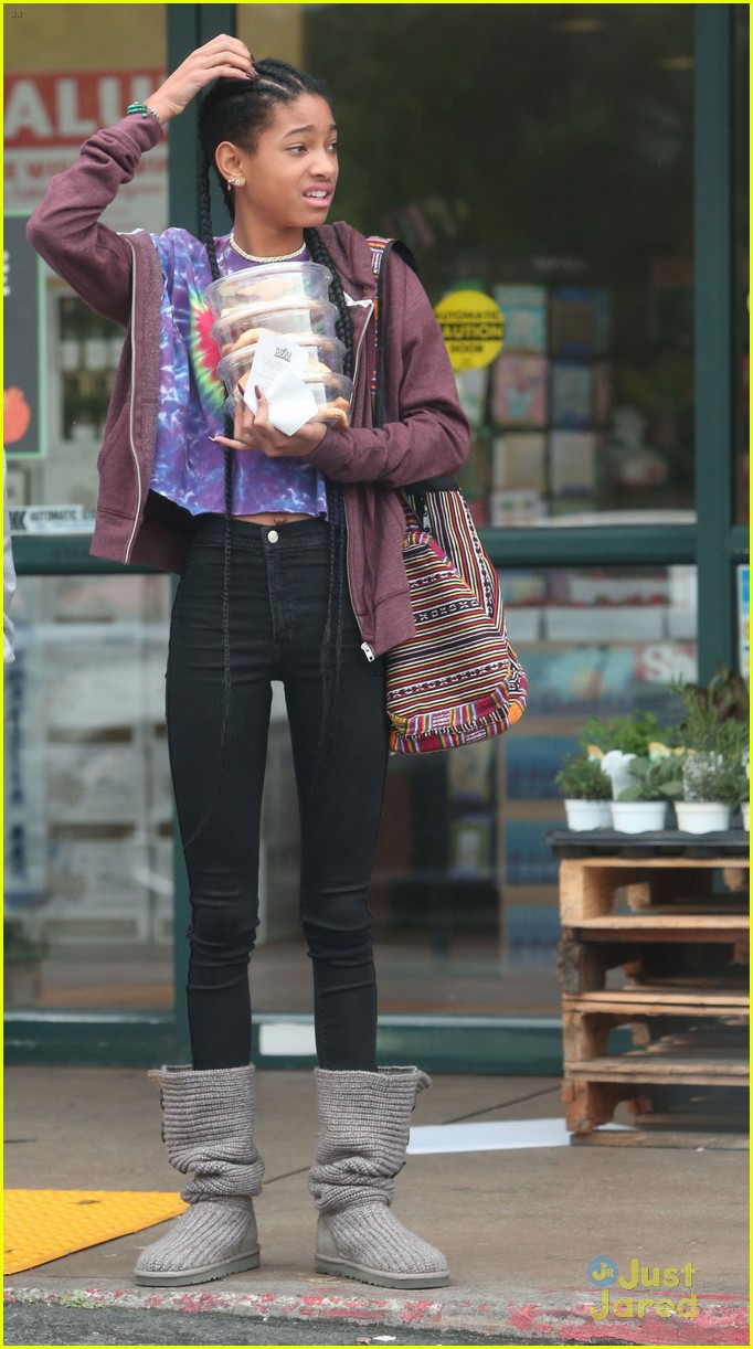 willow smith carries tower of cookies 07