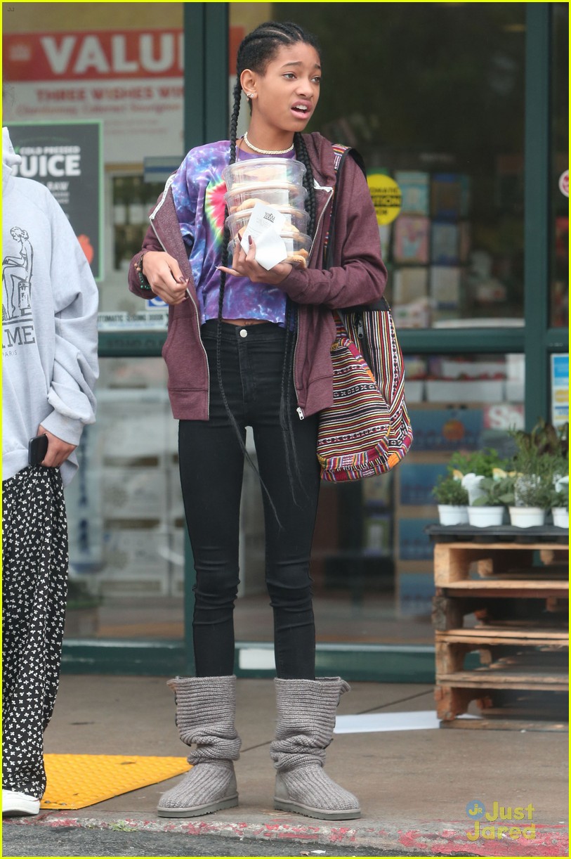 willow smith carries tower of cookies 08