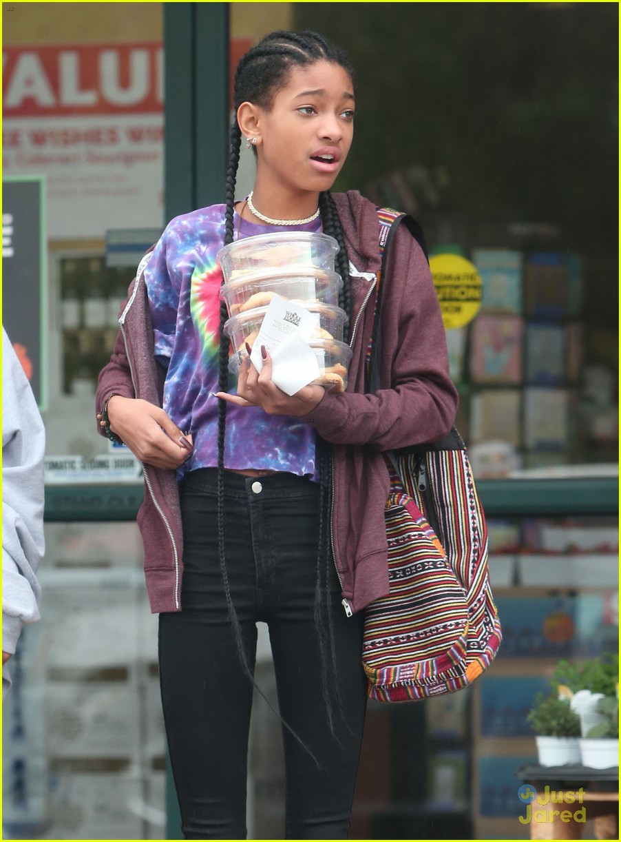 willow smith carries tower of cookies 09