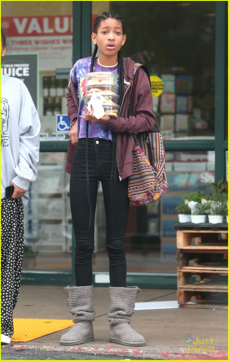 willow smith carries tower of cookies 10