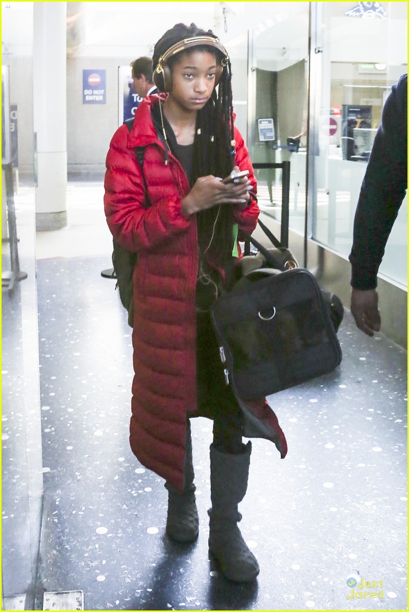 willow smith dreadlocks at lax airport 01