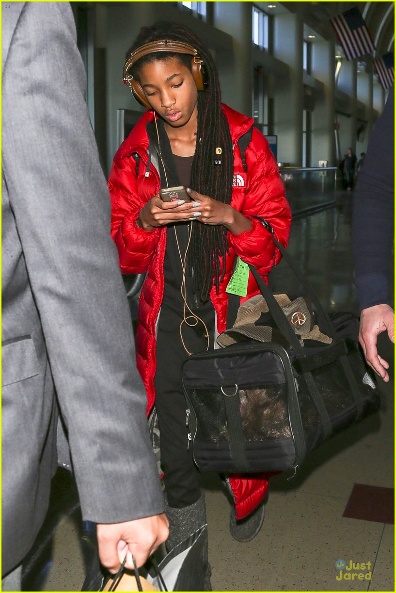 willow smith dreadlocks at lax airport 03