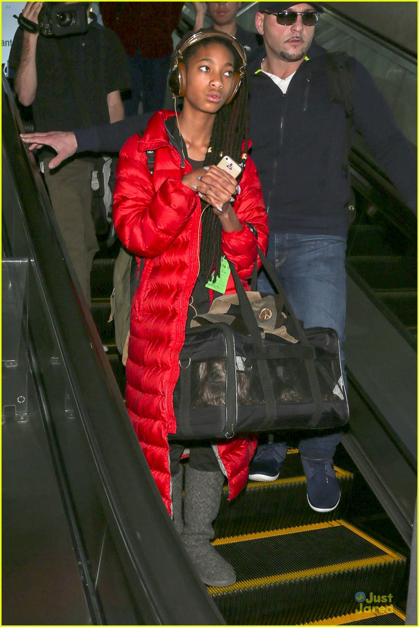 willow smith dreadlocks at lax airport 04