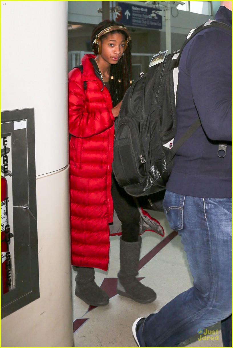 willow smith dreadlocks at lax airport 06