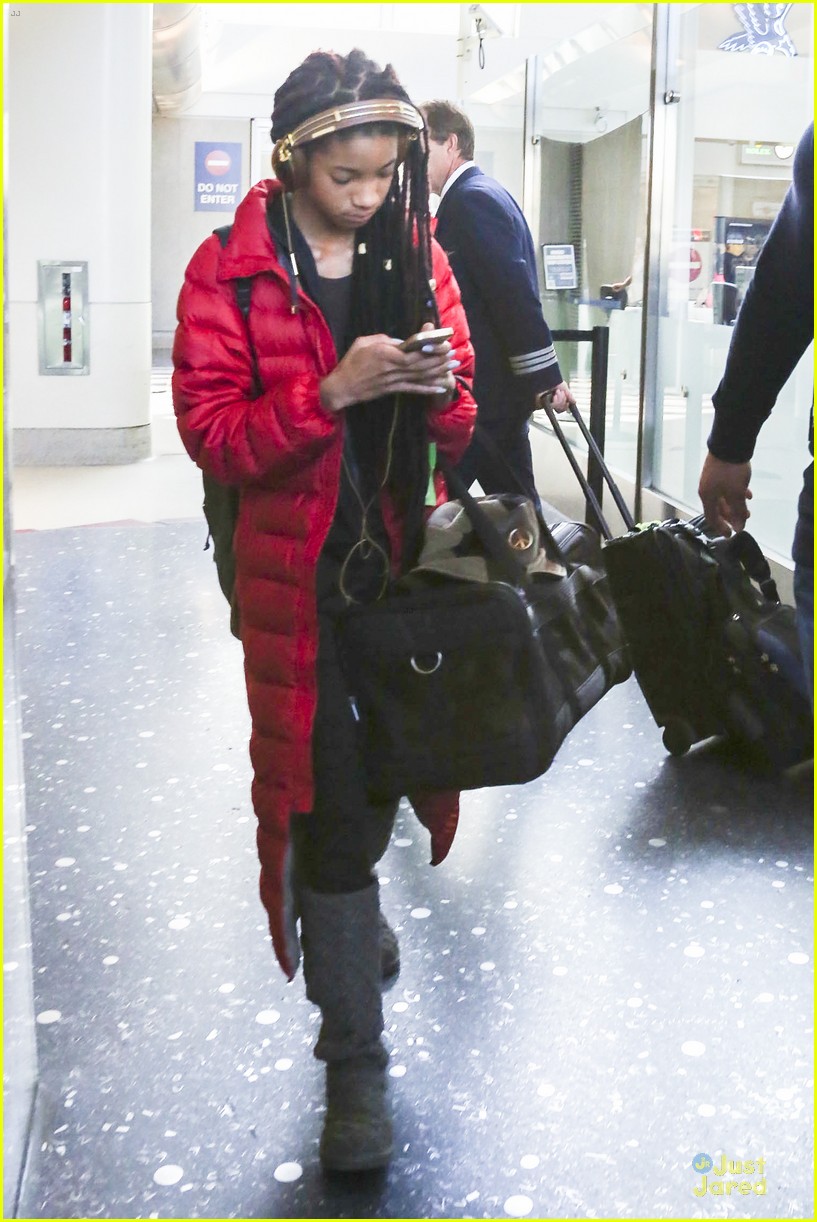 willow smith dreadlocks at lax airport 08