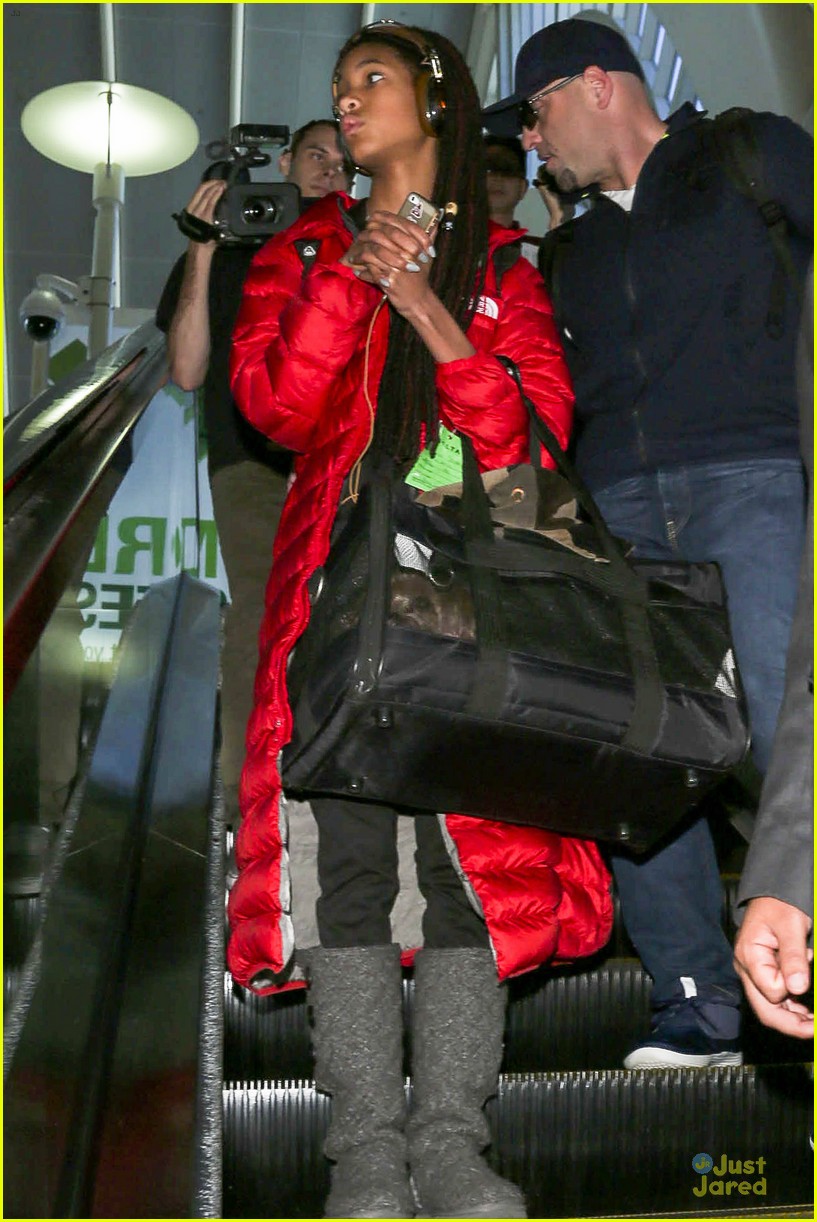 willow smith dreadlocks at lax airport 09