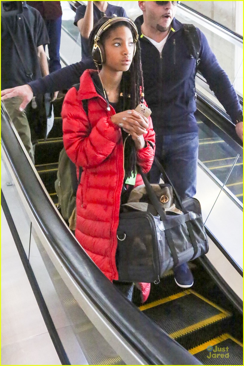 willow smith dreadlocks at lax airport 10
