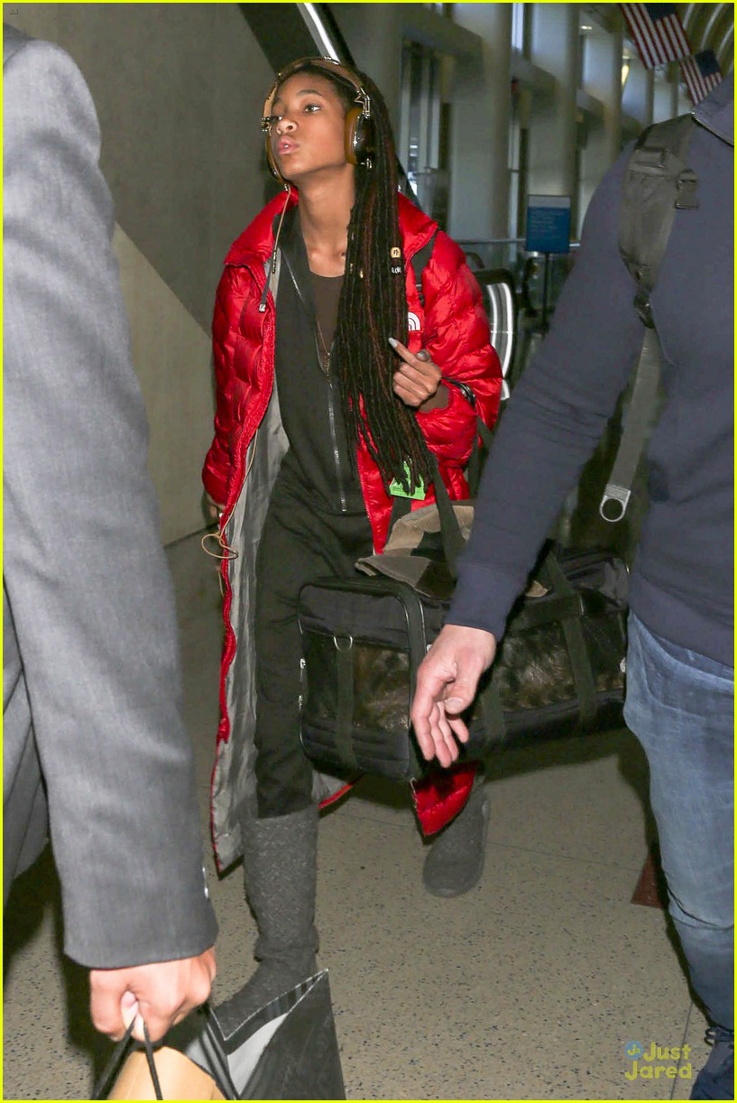 willow smith dreadlocks at lax airport 11