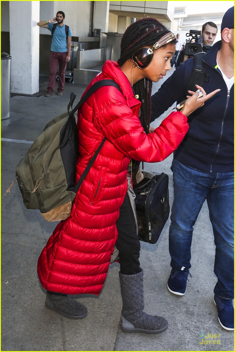 willow smith dreadlocks at lax airport 13
