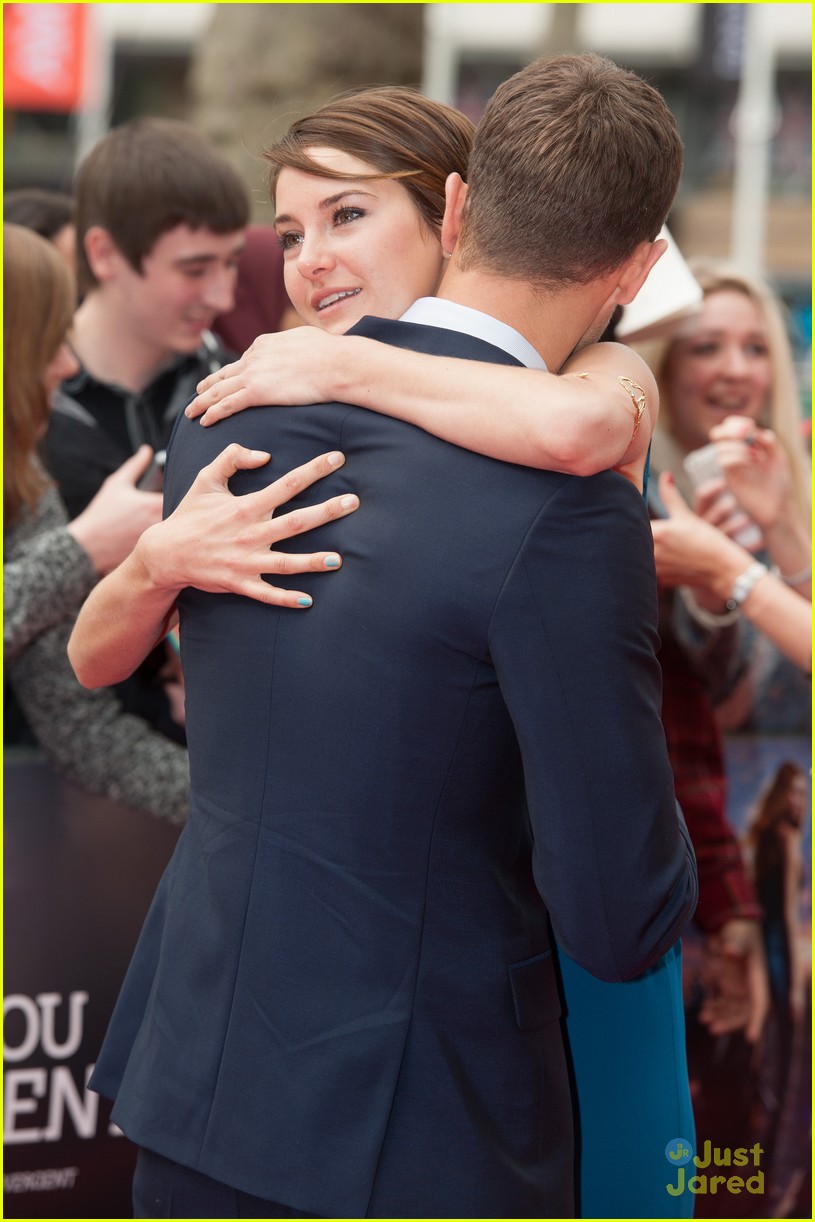 shailene woodley hugs it out with theo james on divergent red carpet03
