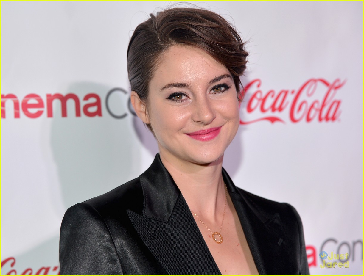 shailene woodley suits up for cinemacon big screen achievment awards02