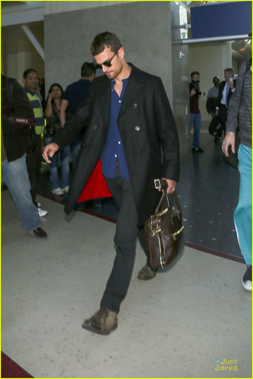 shailene woodley theo james lax airport with sunglasses 04