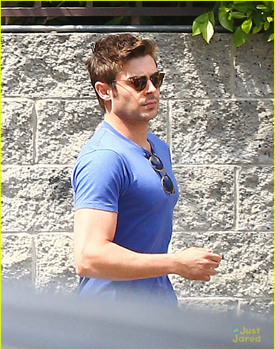zac efron two tees lunch 02
