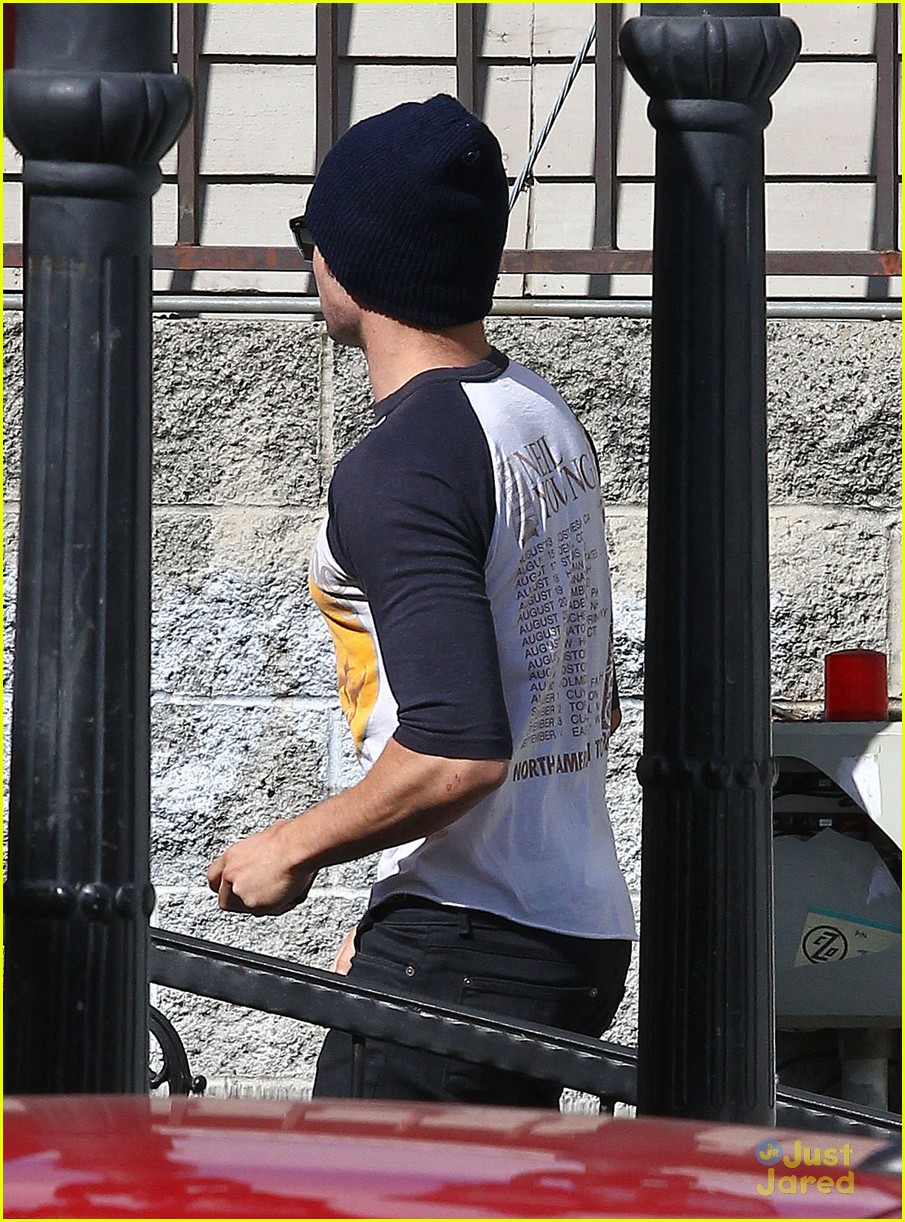 zac efron two tees lunch 03