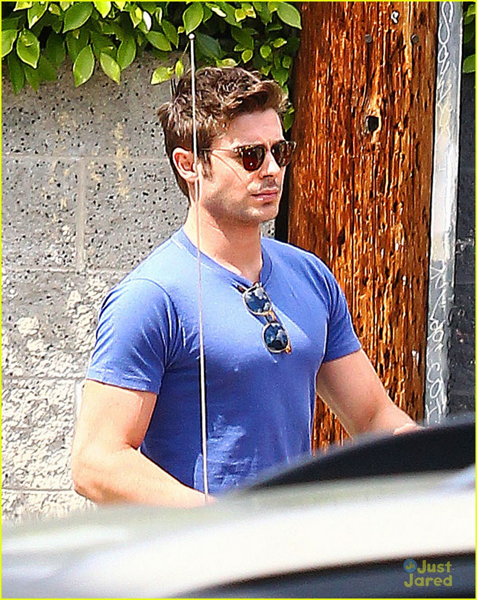 zac efron two tees lunch 04