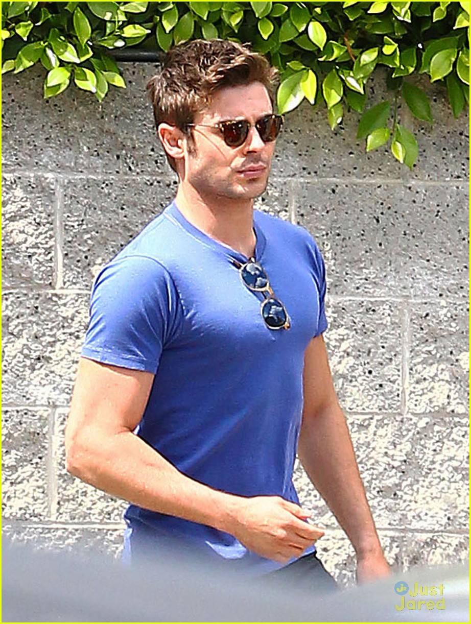 zac efron two tees lunch 05