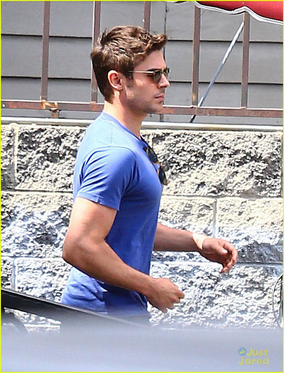 zac efron two tees lunch 06