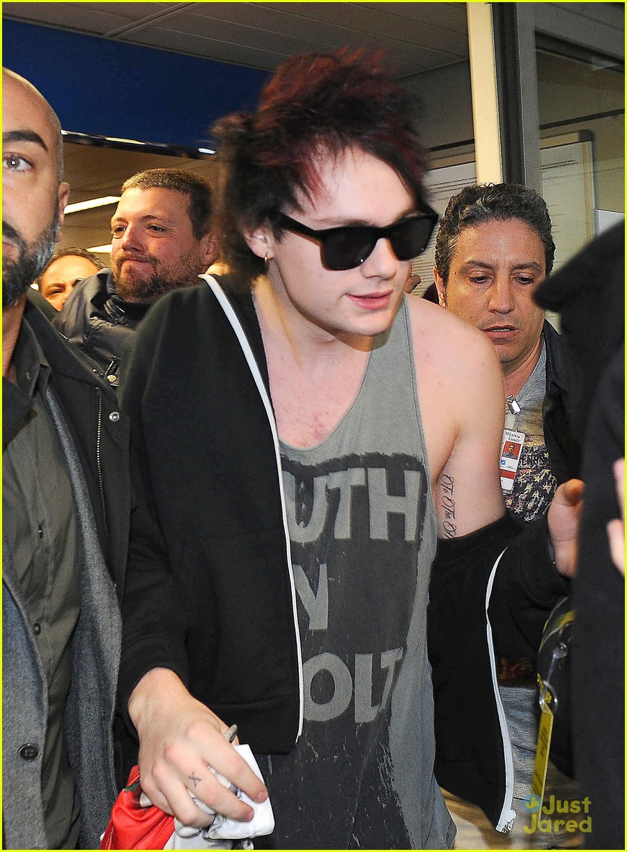 5 seconds of summer italy hotel arrival performance 01