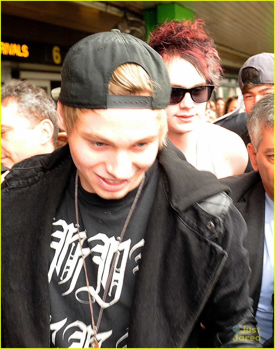 5 seconds of summer italy hotel arrival performance 03