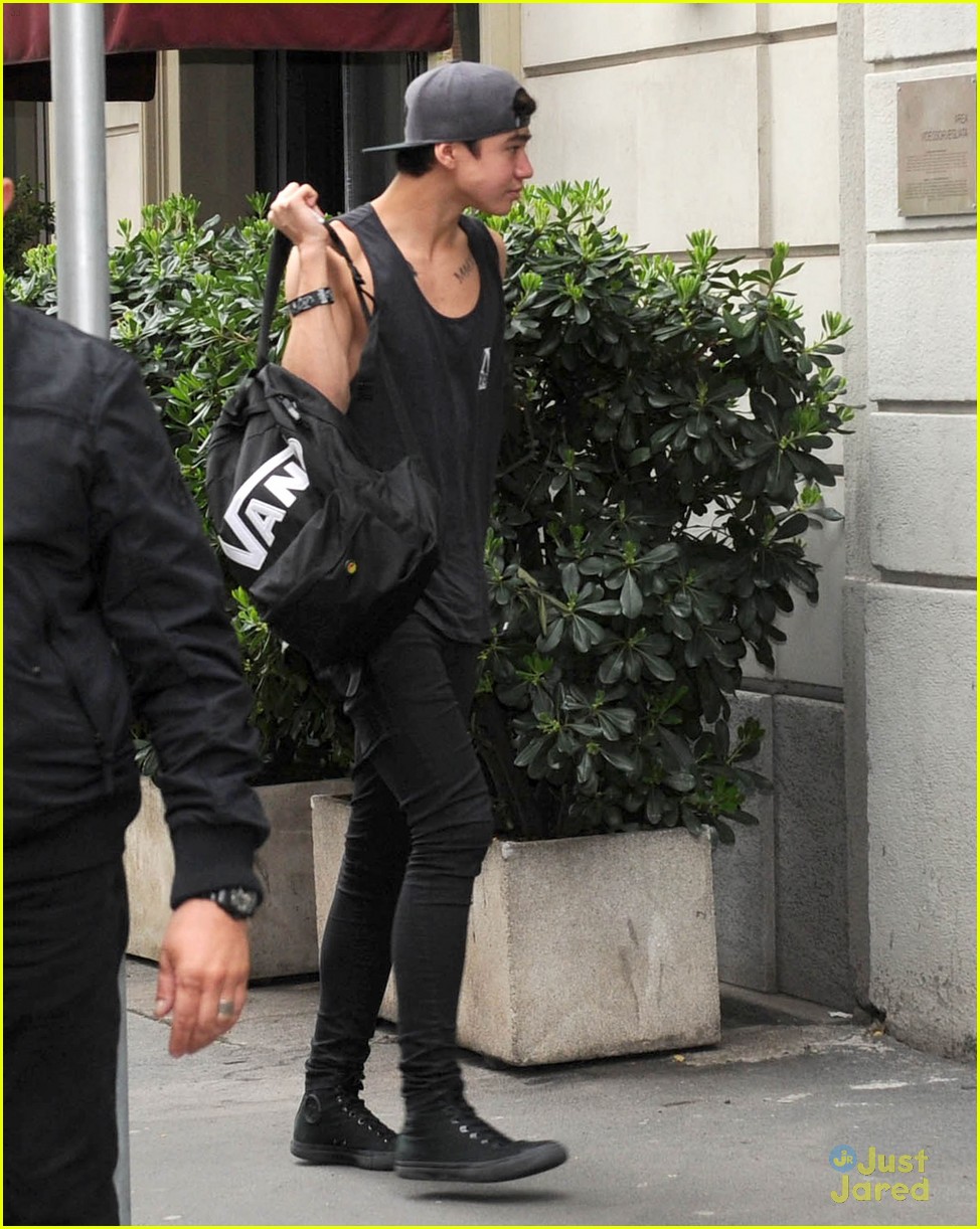 5 seconds of summer italy hotel arrival performance 05