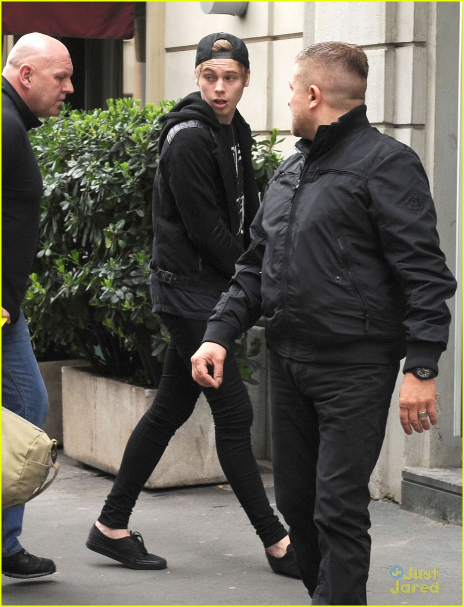 5 seconds of summer italy hotel arrival performance 09