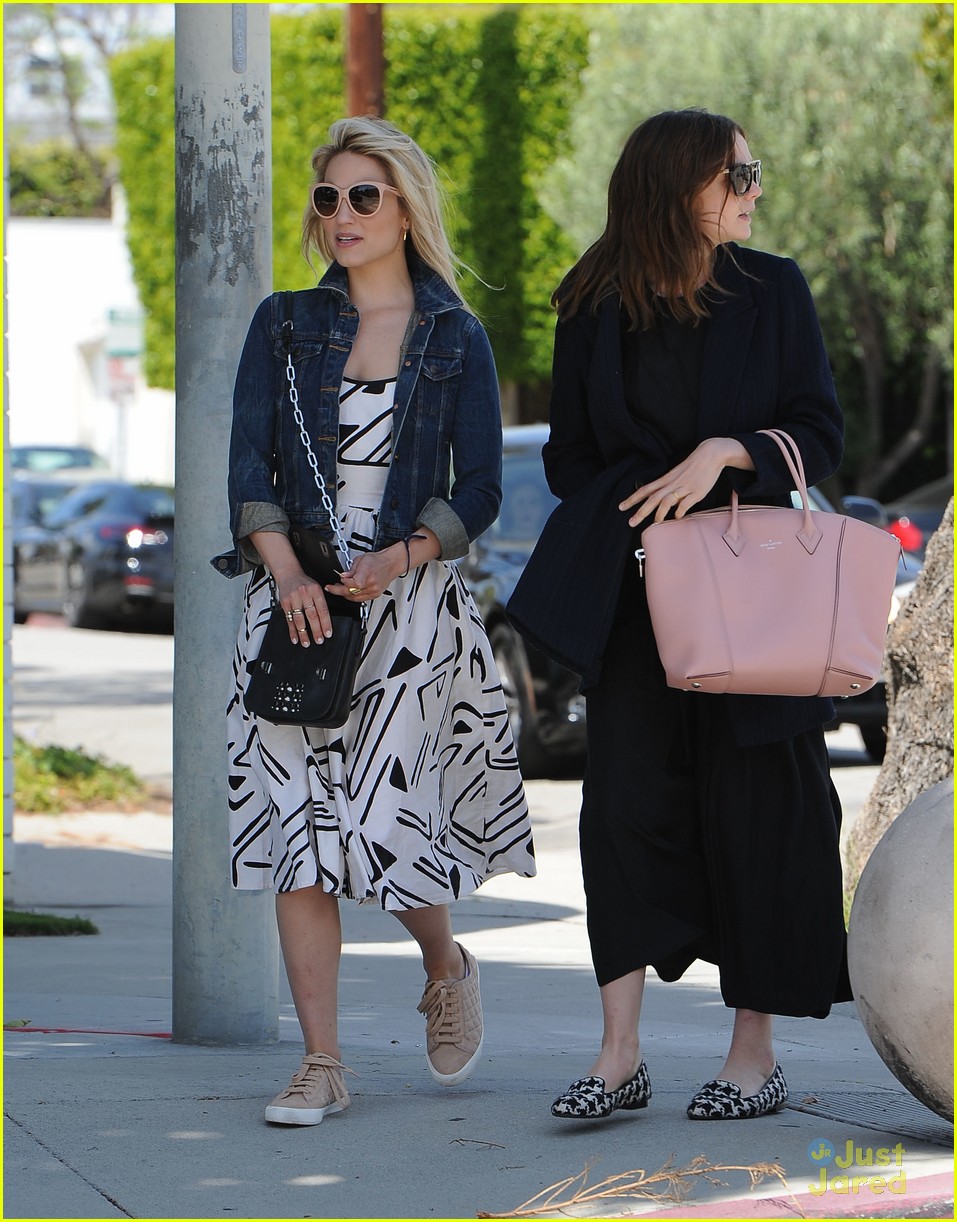 dianna agron hangs out with pal carrie mulligan03