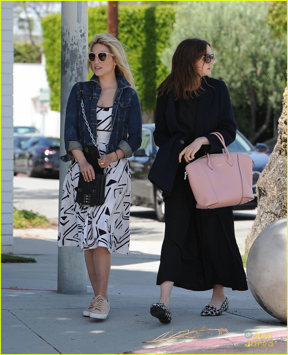 dianna agron hangs out with pal carrie mulligan05