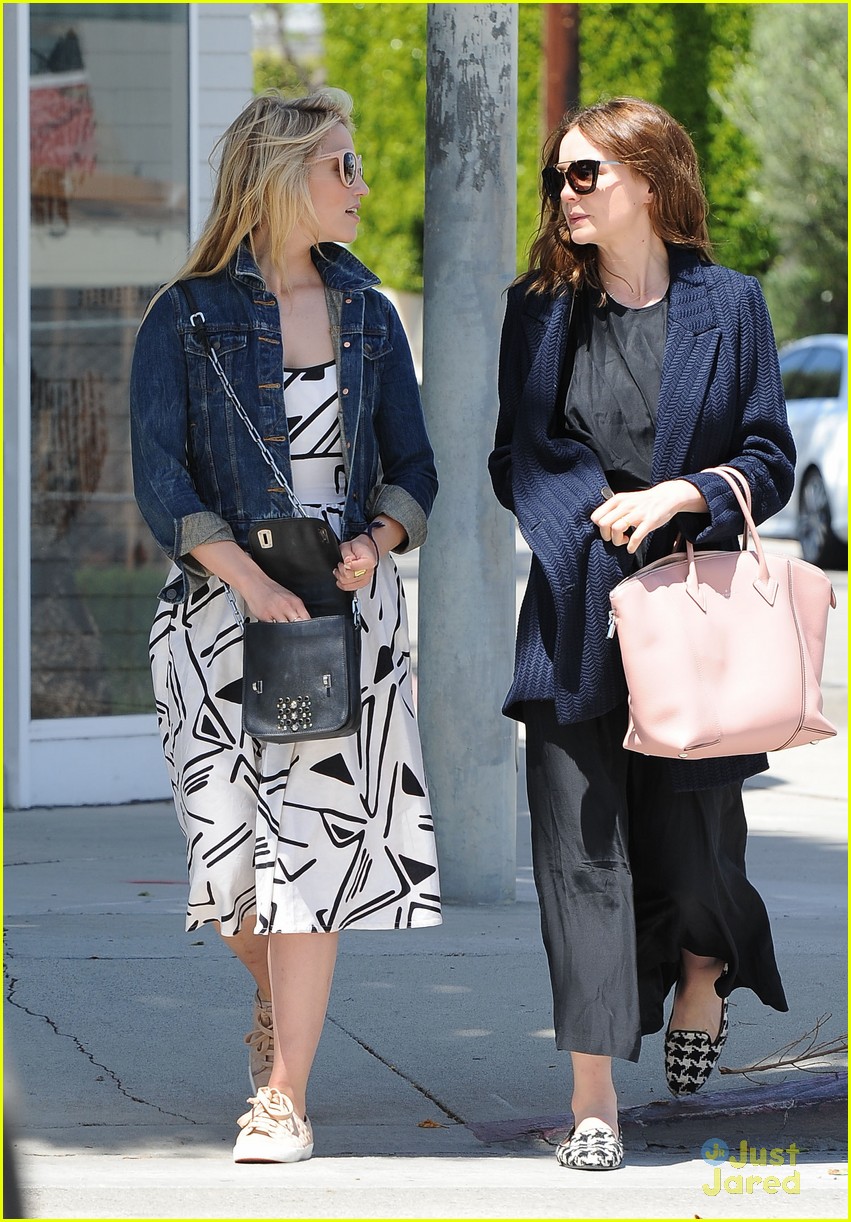 dianna agron hangs out with pal carrie mulligan09