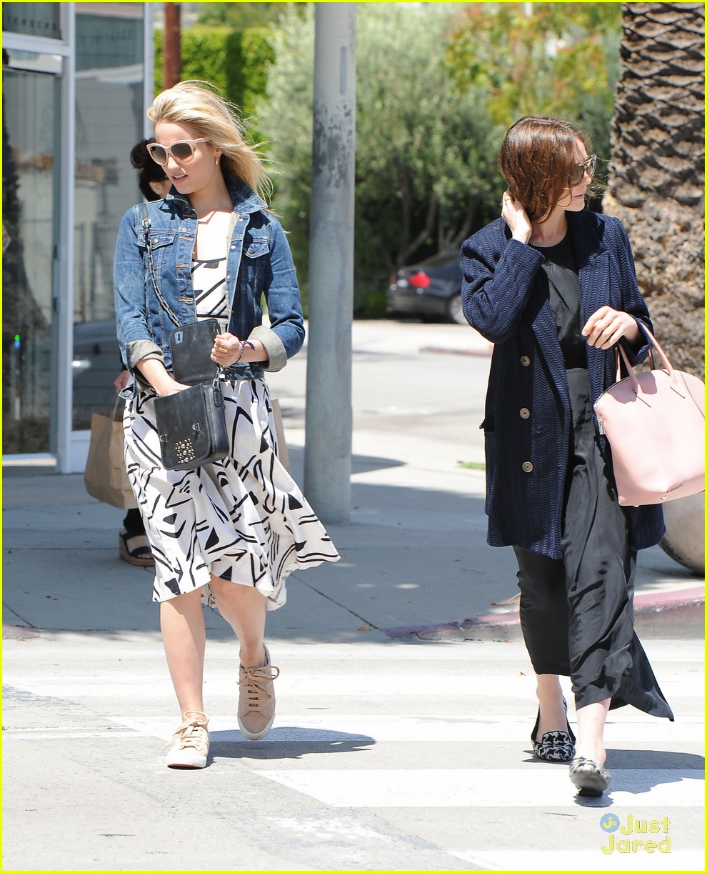 dianna agron hangs out with pal carrie mulligan10
