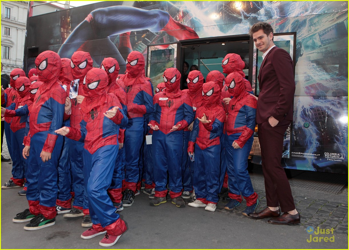 andrew garfield emma stone surrounded spidermans rome premiere 03