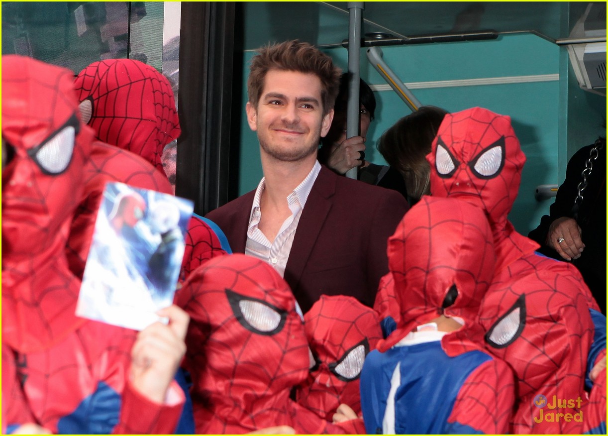 andrew garfield emma stone surrounded spidermans rome premiere 05