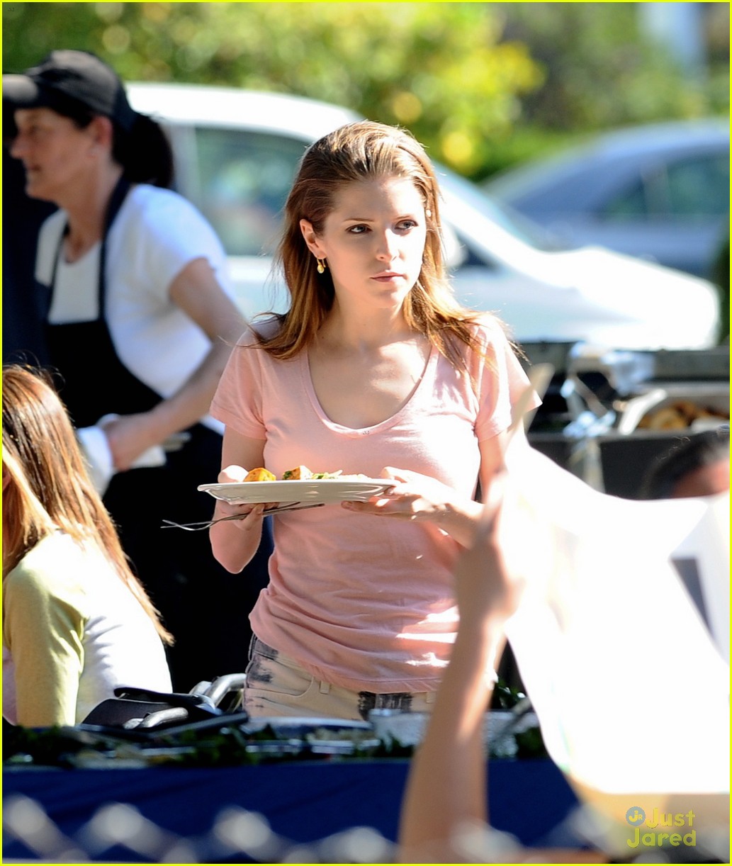 anna kendrick first day cake filming 04