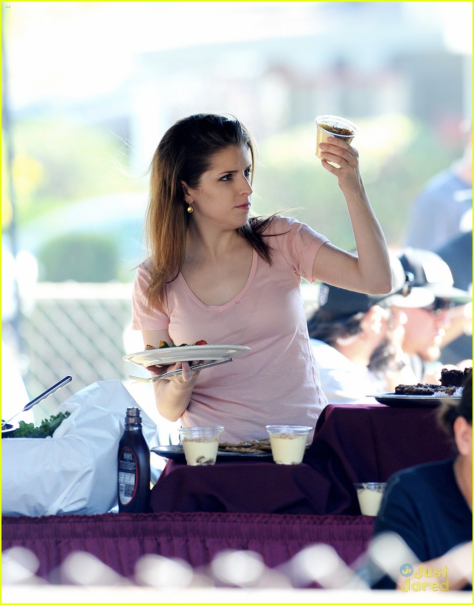 anna kendrick first day cake filming 07