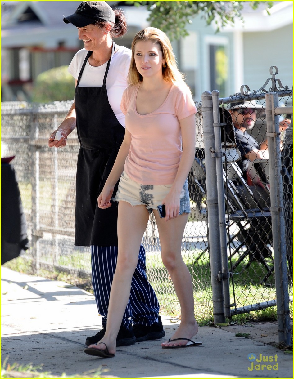 anna kendrick first day cake filming 08