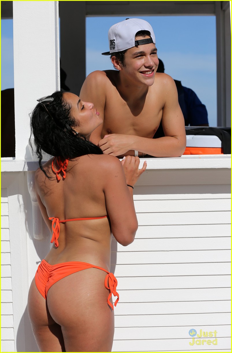 austin mahone shirtless beachside selfies with fans 02