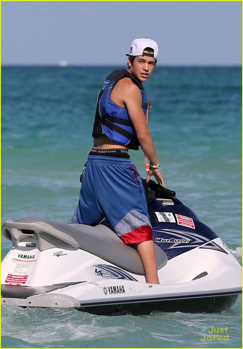 austin mahone shirtless beachside selfies with fans 03