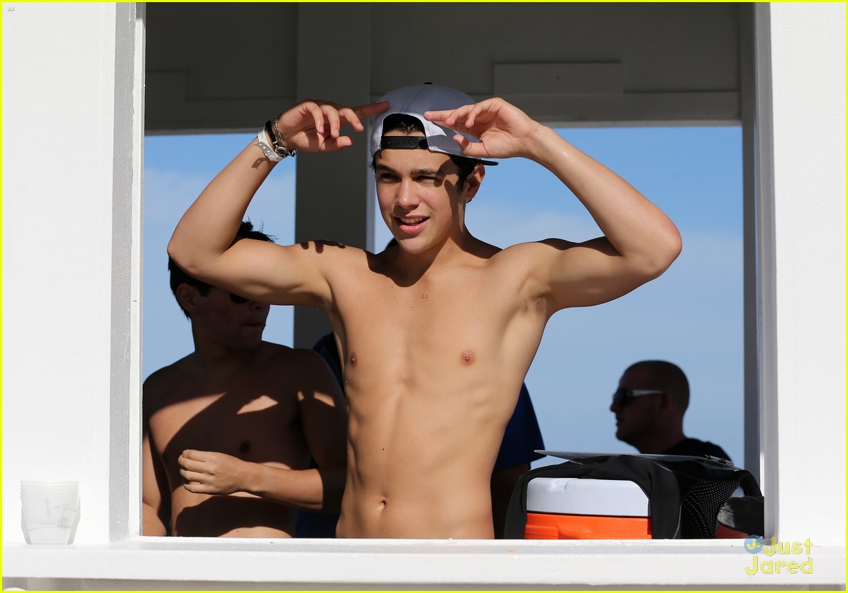 austin mahone shirtless beachside selfies with fans 04