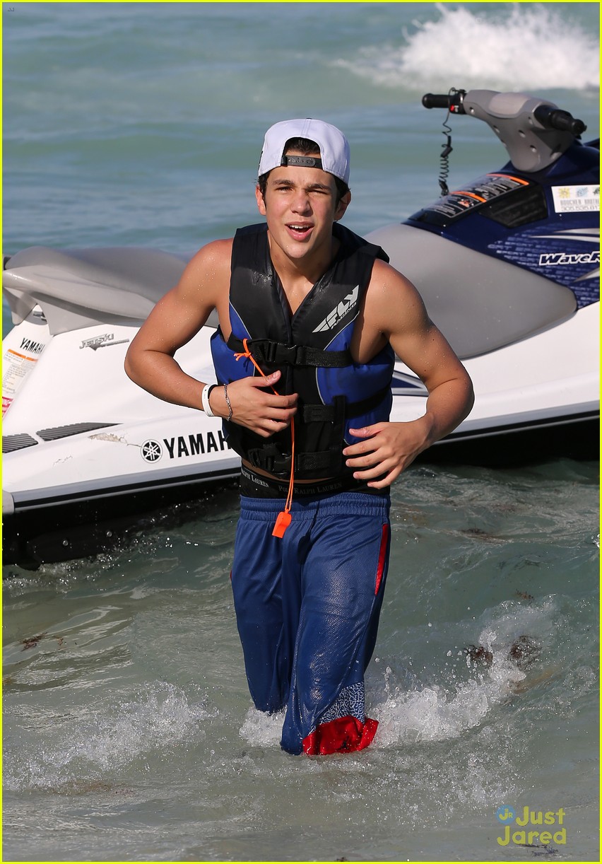 austin mahone shirtless beachside selfies with fans 05