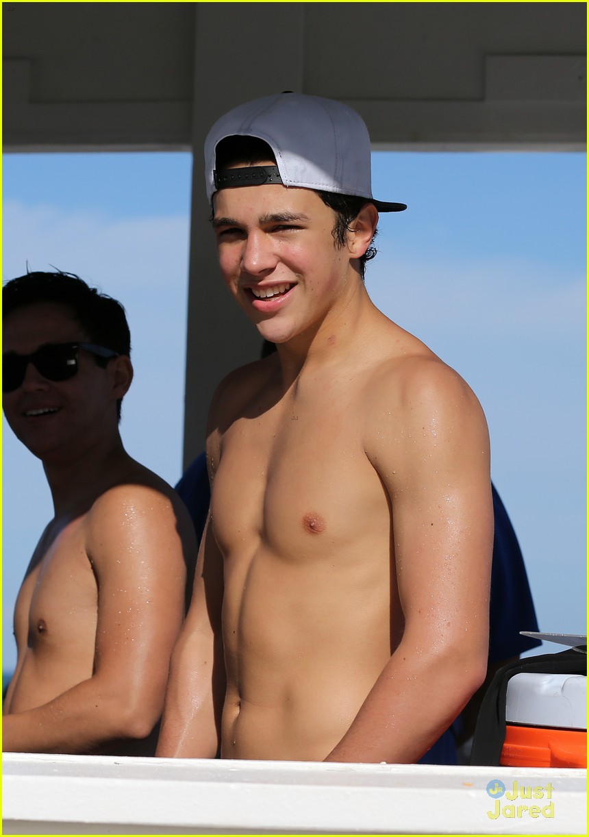 austin mahone shirtless beachside selfies with fans 07