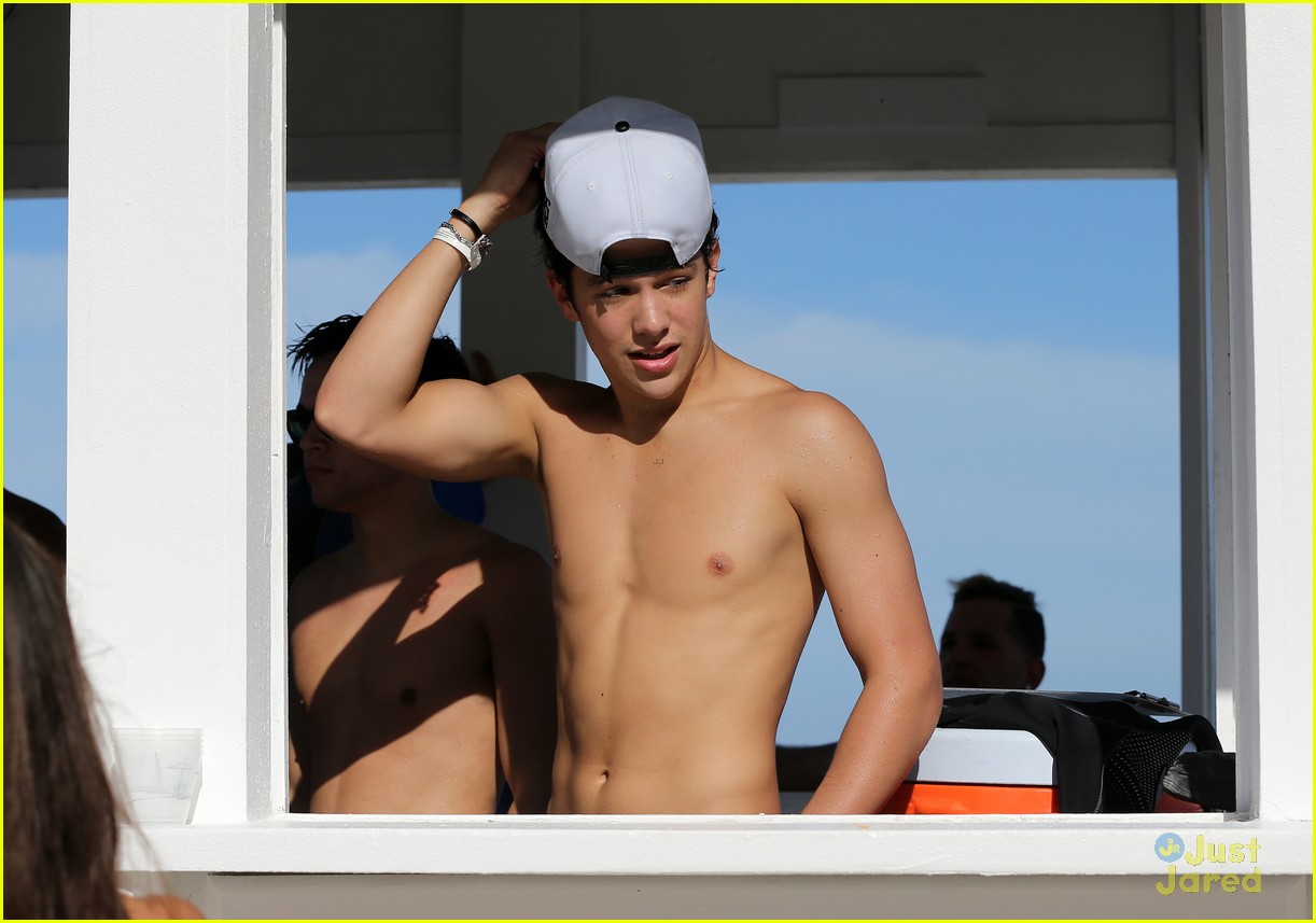 austin mahone shirtless beachside selfies with fans 08