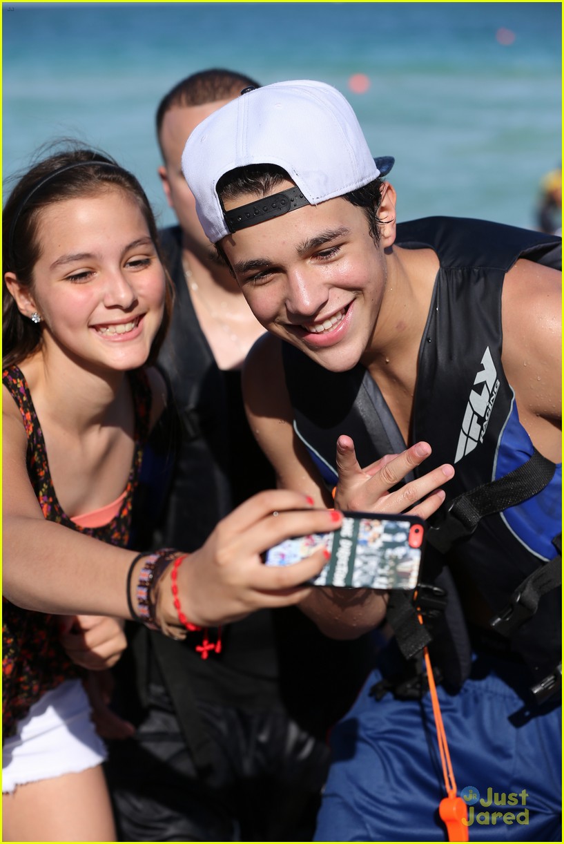 austin mahone shirtless beachside selfies with fans 09