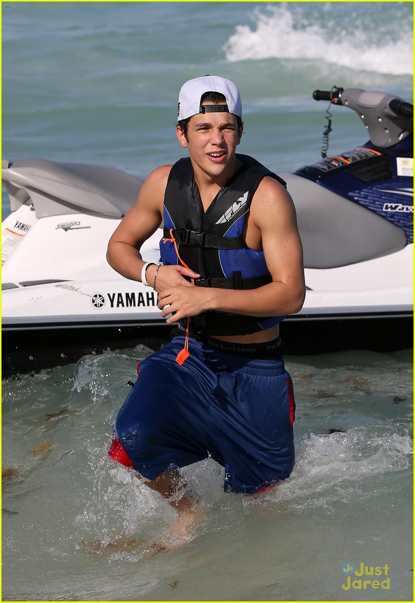 austin mahone shirtless beachside selfies with fans 10
