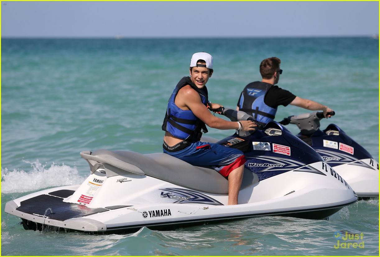 austin mahone shirtless beachside selfies with fans 15