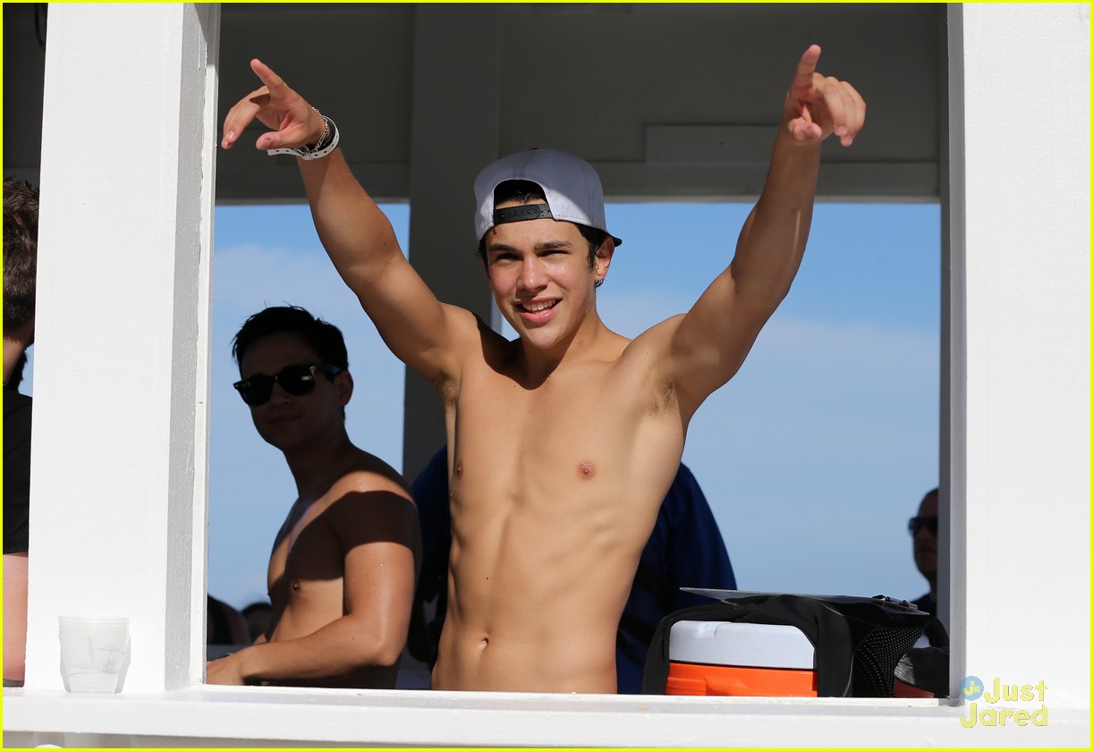 austin mahone shirtless beachside selfies with fans 17